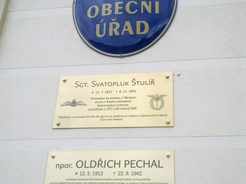 Pamětní desky umístěné na OÚ ve Vřesovicích