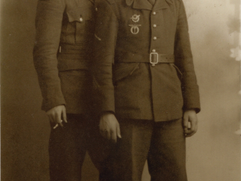Svatopluk (vpravo) v táboře v Cholmondeley ve Francouzké uiniformě, má na sobě Československý a Francouzký pilotní odznak.