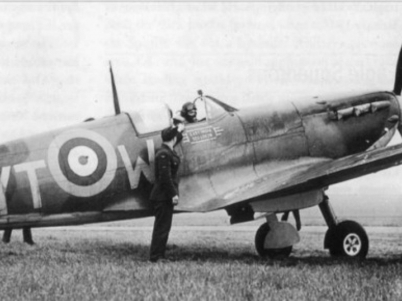 Svatopluk v kokpitu - startující letoun Spitfire  u  65. perutě RAF