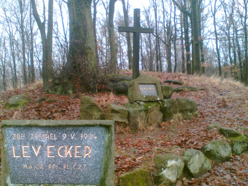 Pomník Leo Eckera kolem roku 2010