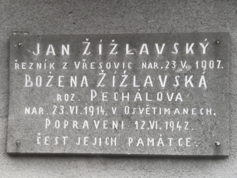 Původní pamětní deska na hasičské zbrojnici ve Vřesovicích