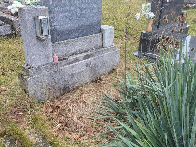 Původní hrob na hřbitově v Osvětimanech