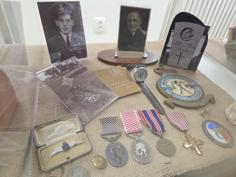 Expozice věnovaná pilotu RAF Benediktu Blatnému z Lovčic