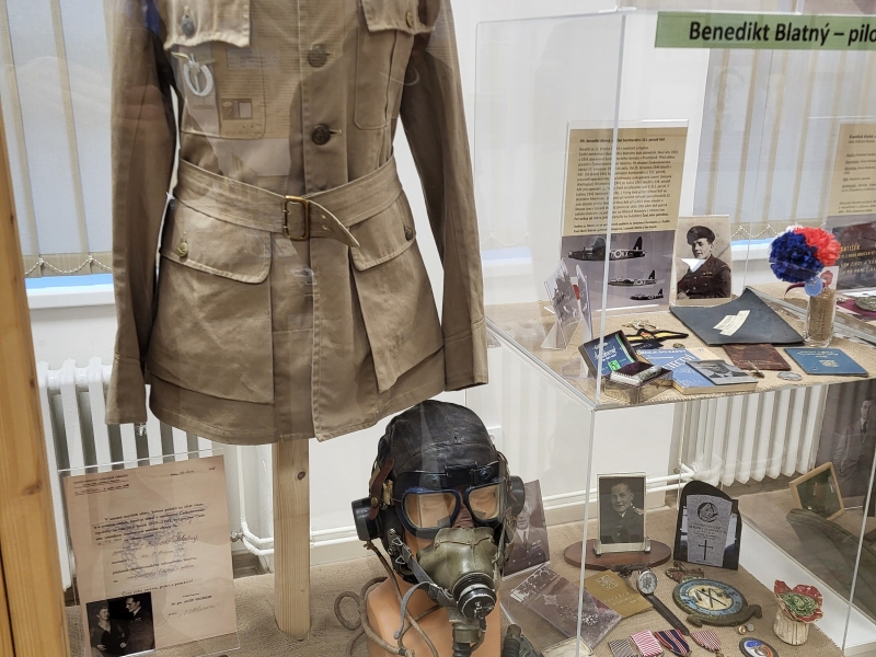 Expozice věnovaná pilotu RAF Benediktu Blatnému z Lovčic